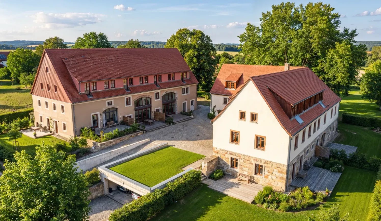 BaumGut Bannewitz — Luftaufnahme des Dreiseitenhofs mit Scheune und Wohnhaus