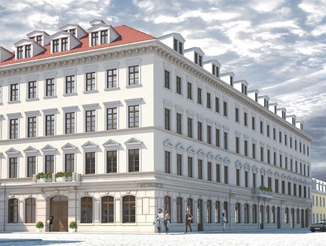 Heinrichhöfe Dresden — spätklassizistische Altbau-Fassade des ehemaligen Hotels Stadt Leipzig mit rotem Ziegeldach und Gauben, Eckansicht unter blauem Himmel