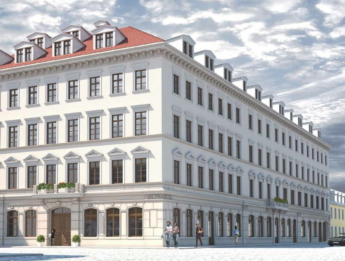 Sanierte klassizistische Eckfassade des historischen Gebäudes der Heinrich-Höfe mit Stuckgiebeln, Gauben und rotem Ziegeldach